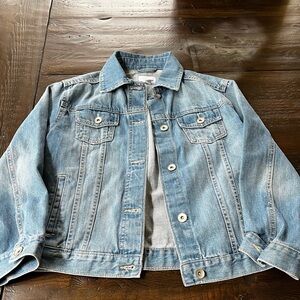 Children’s Place girls denim Jacket. Light wash. Inside pockets. Great condition